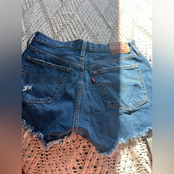 Levi’s denim shorts. size 28 - Picture 2 of 2